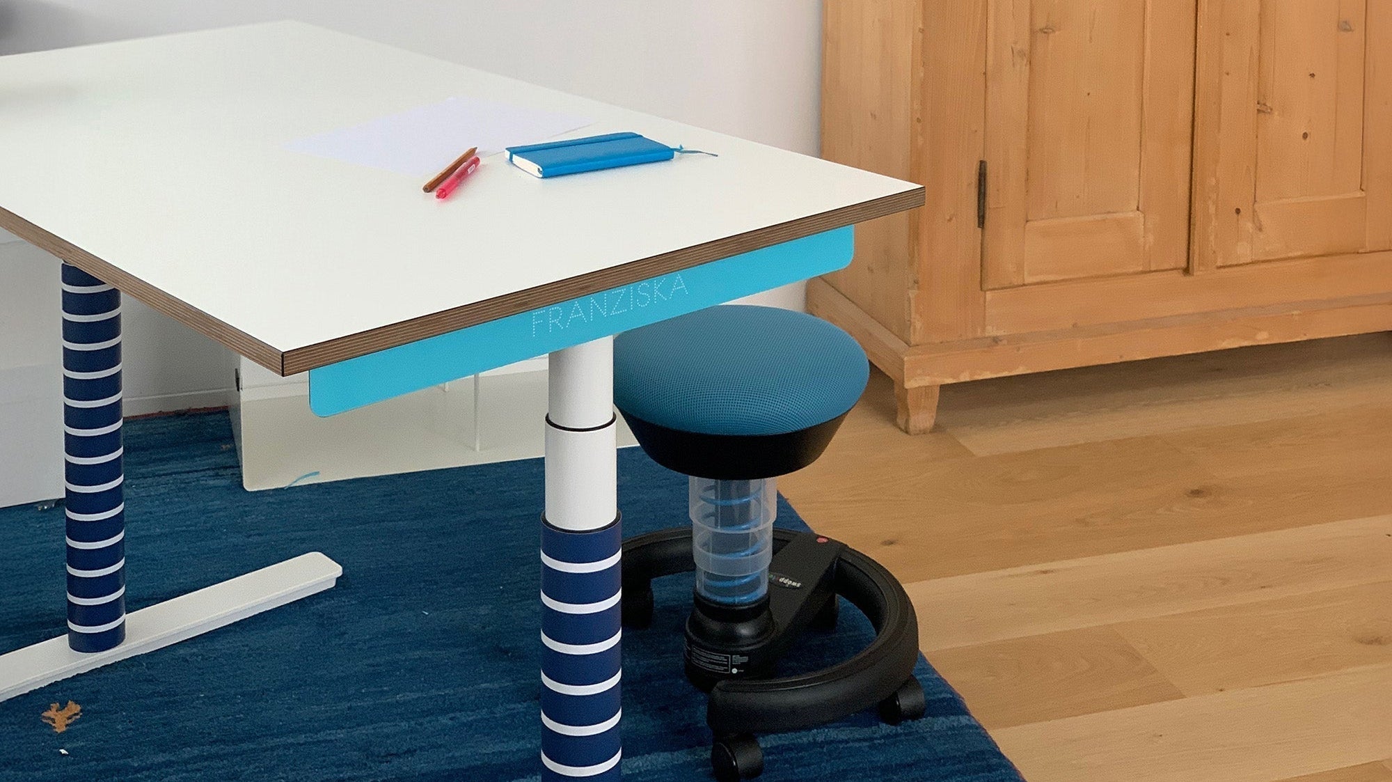 Rückenschmerzen bei Kindern? Mit ergonomischen Schreibtischen vorbeugen - Eliot Onlineshop