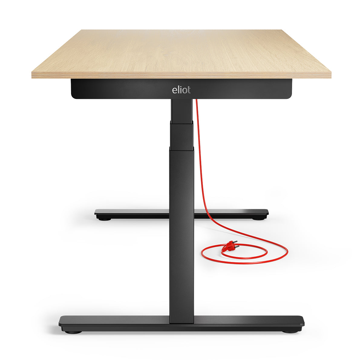 Die Eliot Pro Black Tischplatte Eiche Multiplex 180x80cm von Smartfurniture GmbH ist ein moderner, höhenverstellbarer Schreibtisch mit einer hellen Holzplatte, schwarzen Metallbeinen, Doppelmotor-Technologie, und einem sichtbaren roten Stromkabel am Fuß.