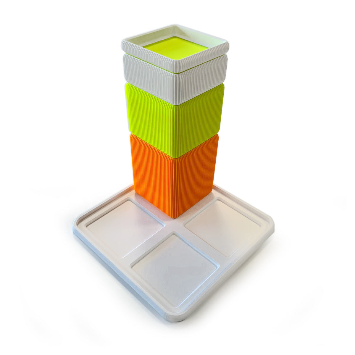 Der Organizer Yon Limited Edition NEON von Smartfurniture GmbH besteht aus drei neonfarbenen quadratischen Behältern und einem vierteiligen weißen Tablett - perfekt als Schreibtischzubehör, um Ordnung im Arbeitsbereich zu halten.