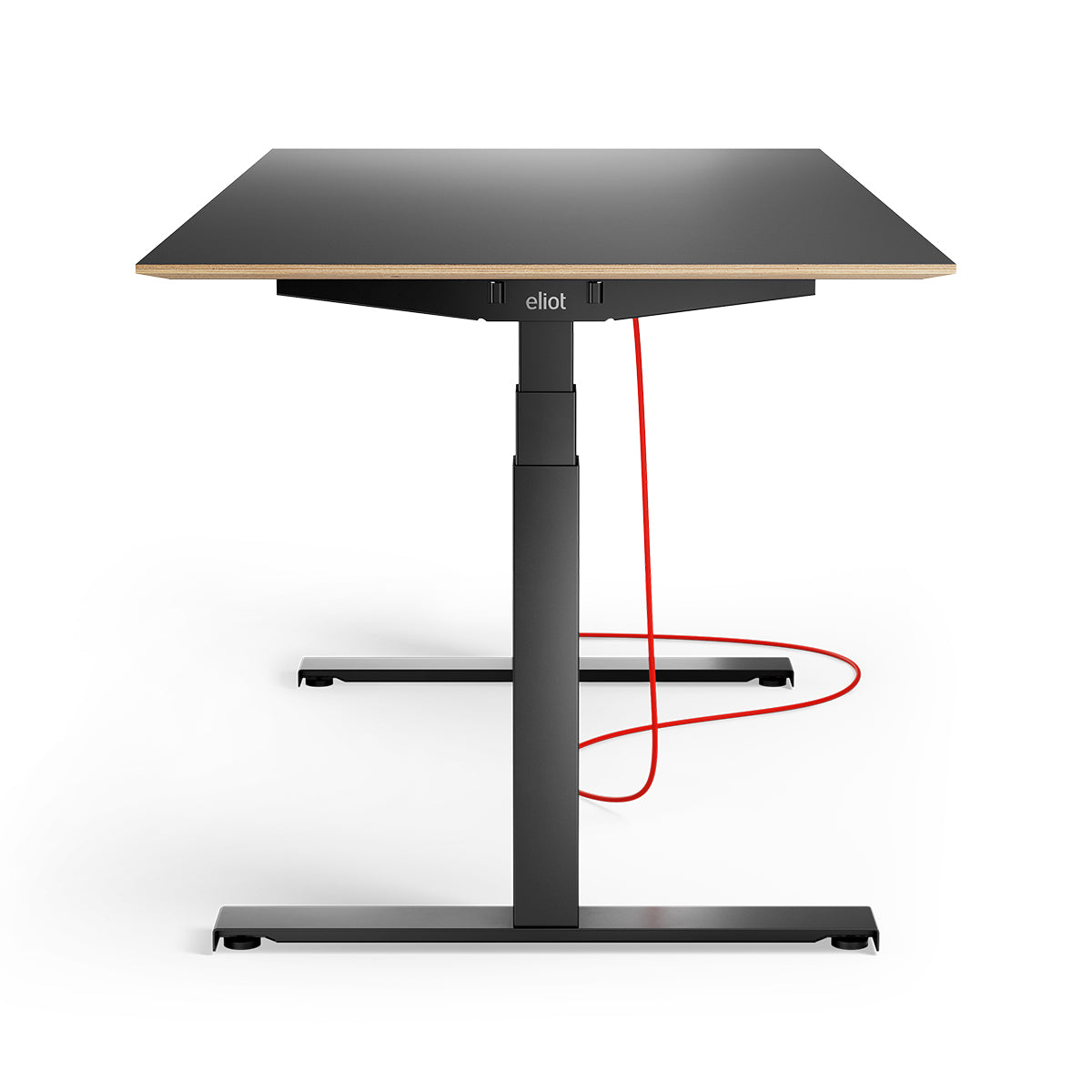 Der Eliot Lock Black Tisch von Smartfurniture GmbH überzeugt mit höhenverstellbarer 180x79cm Multiplex Fenix Nero Tischplatte, stabilen Beinen und rotem Kabel für einfaches Kabelmanagement - vor weißem Hintergrund.