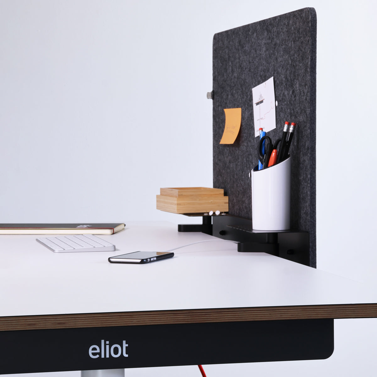 Grauer Filz-Screen an weißem Eliot Schreibtisch mit Bürobedarf