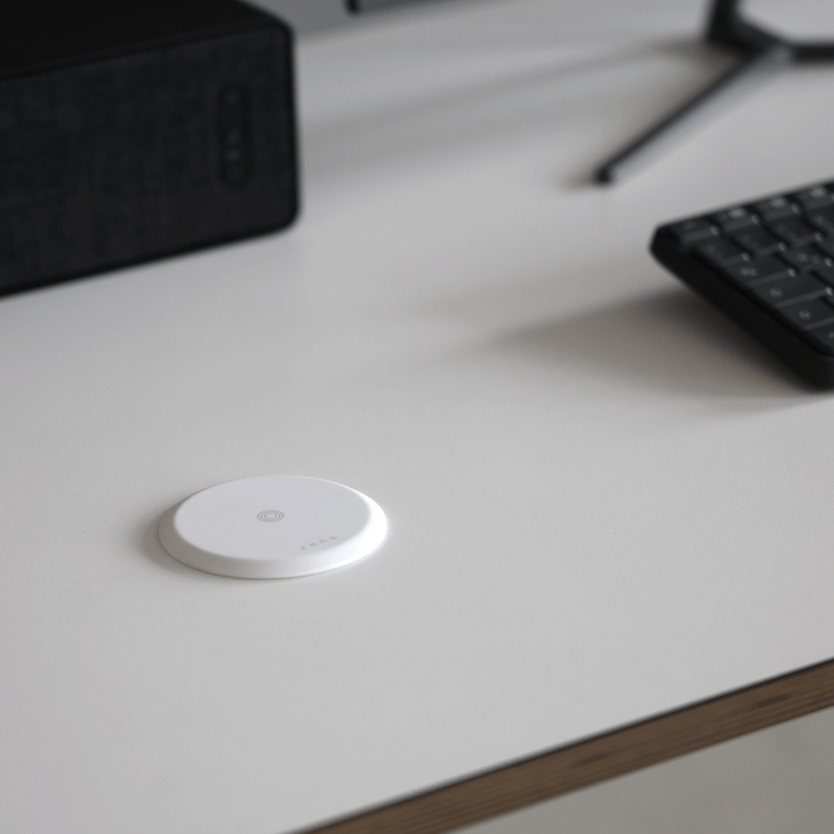 weißer wireless charger auf einem weißen Eliot Tisch schräg von oben