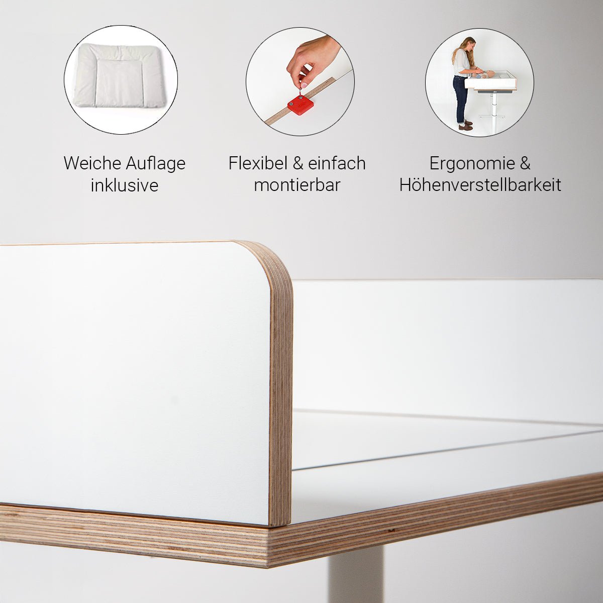 Der Smartfurniture GmbH Wickelaufsatz (für Eliot Tiny White Tischplatte 100x60cm) zeichnet sich durch eine modern geschwungene Holzkante, eine weiche Matte, eine flexible Montage und ein ergonomisches, höhenverstellbares Design aus. Icons und deutscher Text heben diese Vorteile hervor.