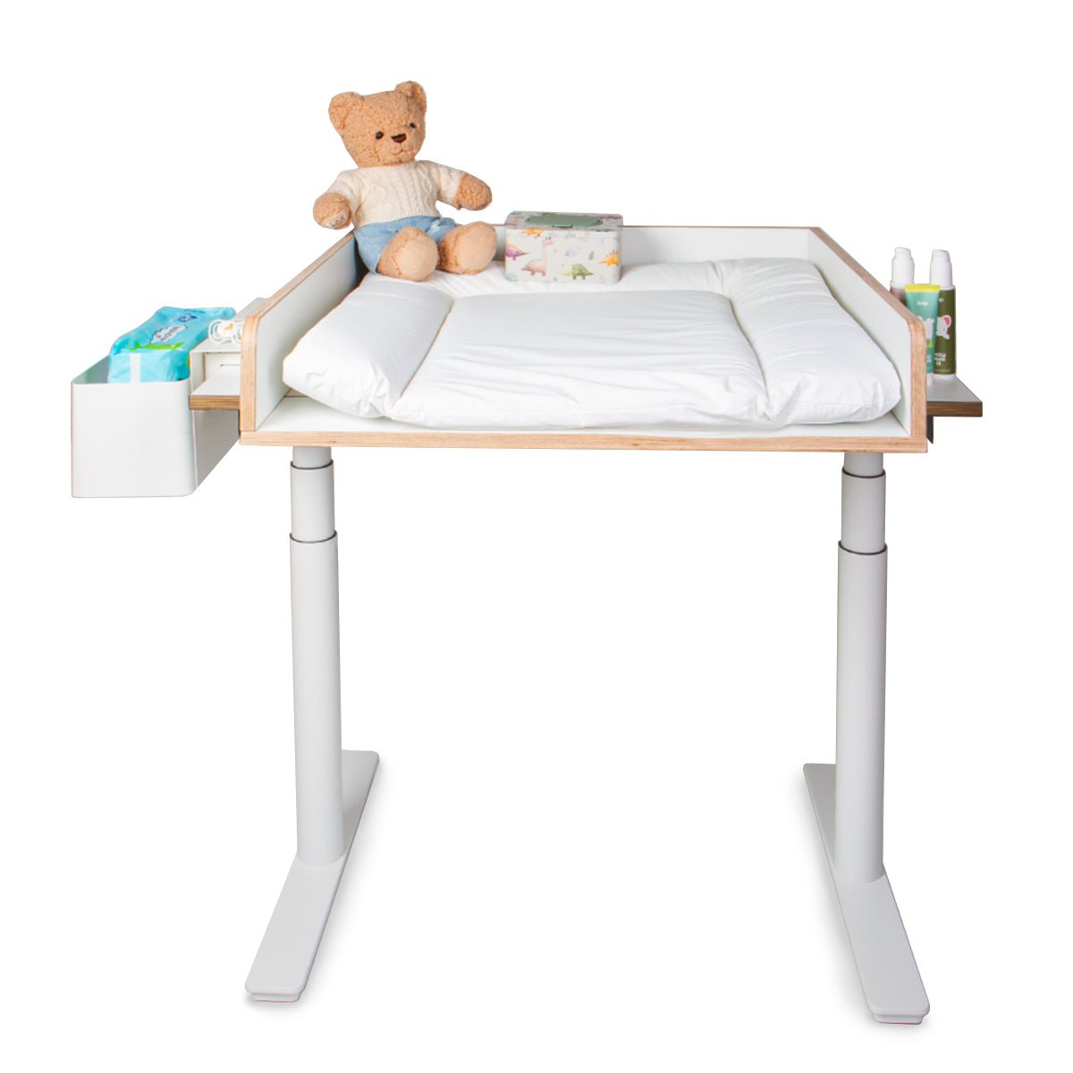 Der Smartfurniture GmbH Wickelaufsatz für Eliot Tiny White Tischplatte (100x60cm) verfügt über verstellbare Beine, eine gepolsterte Matte, eine seitliche Ablage für Flaschen und Fächer für einen Teddybären, Babytücher und eine Taschentuchbox.