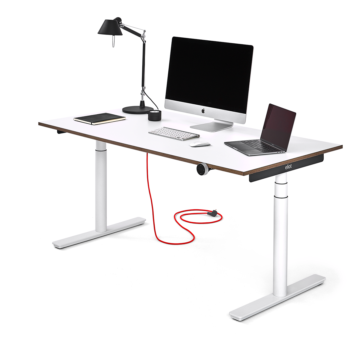 Höhenverstellbarer Schreibtisch Eliot vor weißem Hintergrund 3/4 Ansicht mit PC, Laptop und Tischleuchte