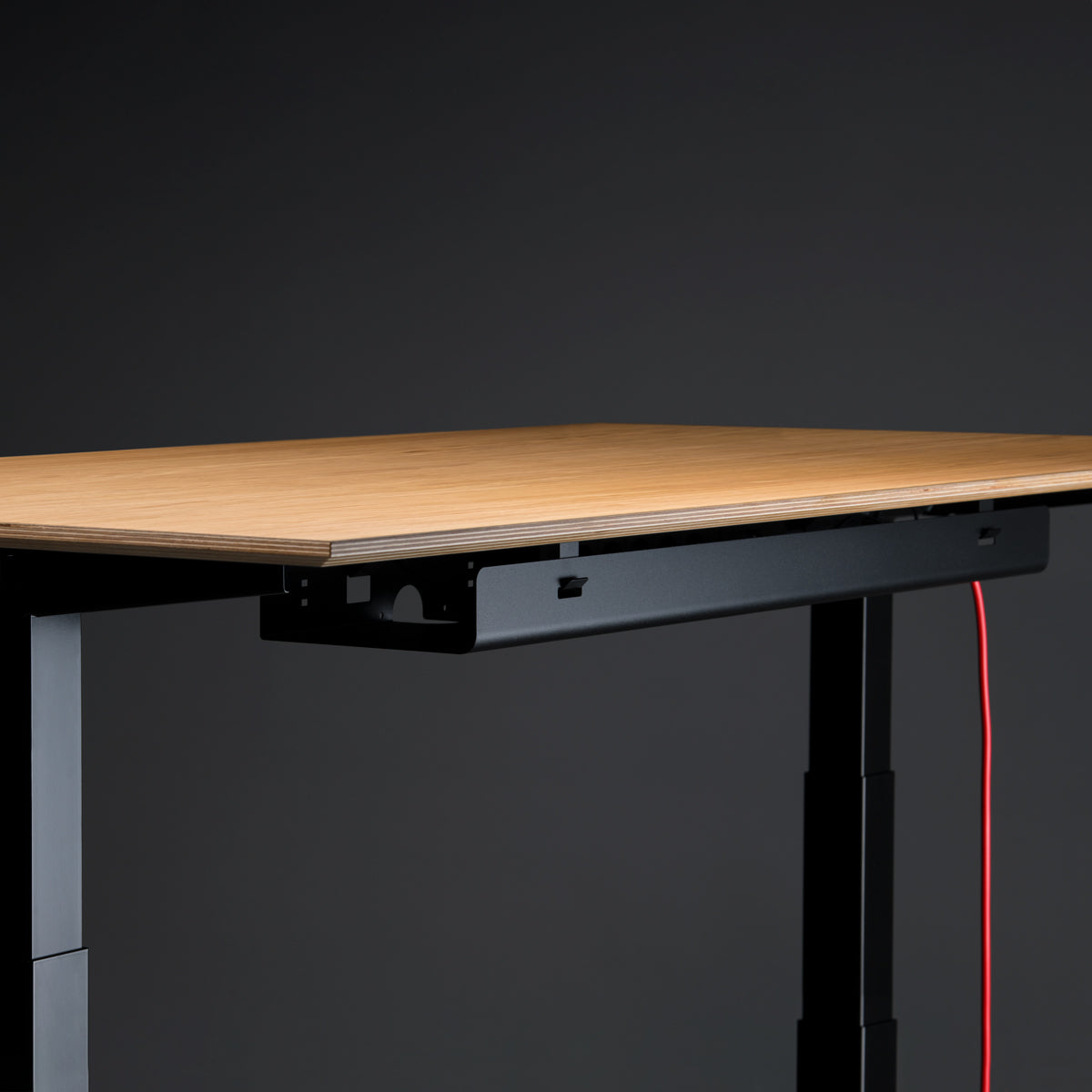 schwarzer, höhenverstellbarer Schreibtisch mit Multiplex Tischplatte 