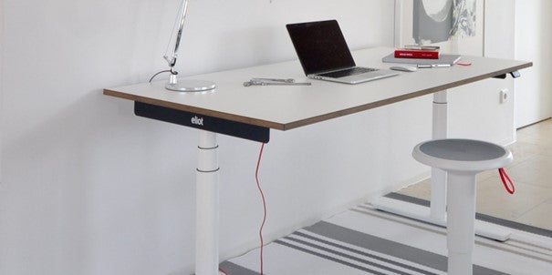 Höhenverstellbarer Schreibtisch Eliot mit Laptop