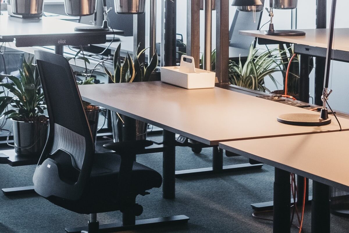 Desk Sharing im Büro mit verstellbaren Tischen