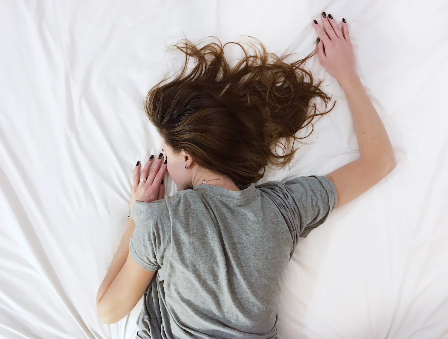 Eine junge Frau liegt auf einem Bett