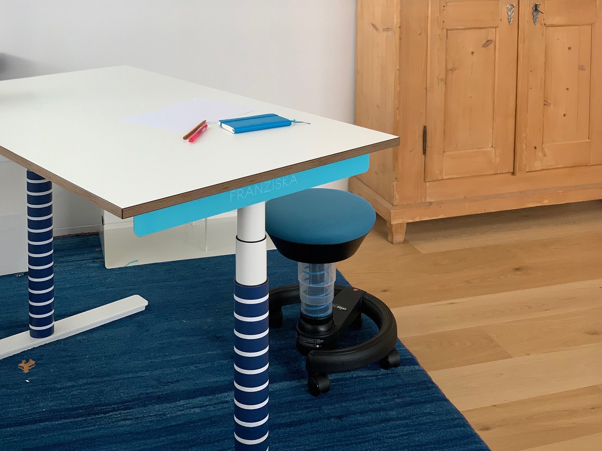 Rückenschmerzen bei Kindern? Mit ergonomischen Schreibtischen vorbeugen - Eliot Onlineshop