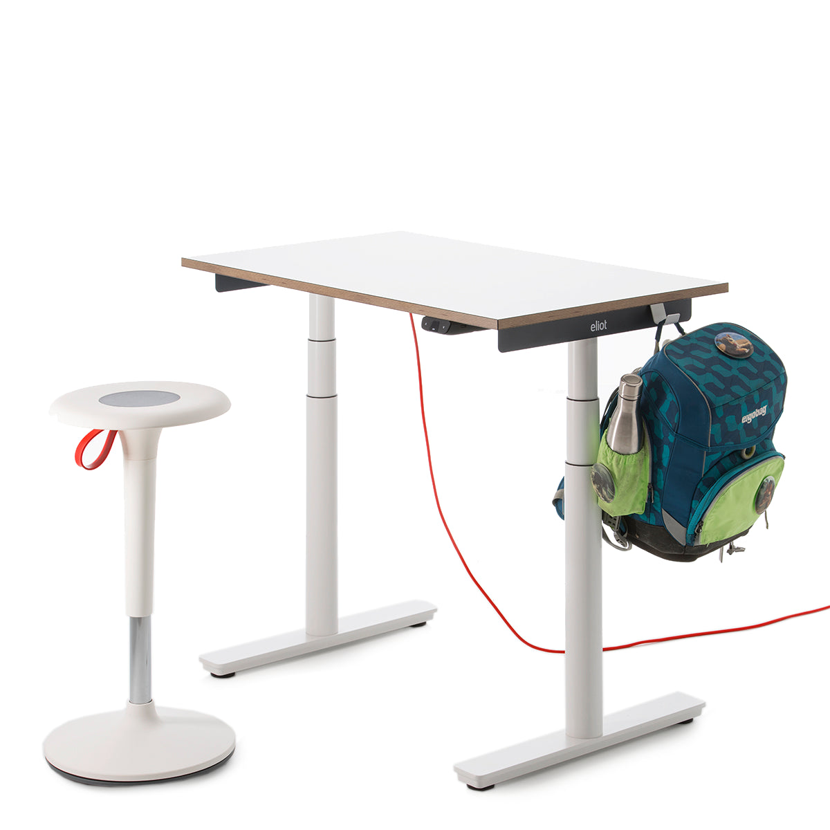 Höhenverstellbarer Schreibtisch Tiny, samt Schulranzen, der an einem Haken hängt und ein weißer Hocker Lio