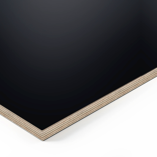Ecke und Kante einer schwarzen Tischplatte auf weißem Grund