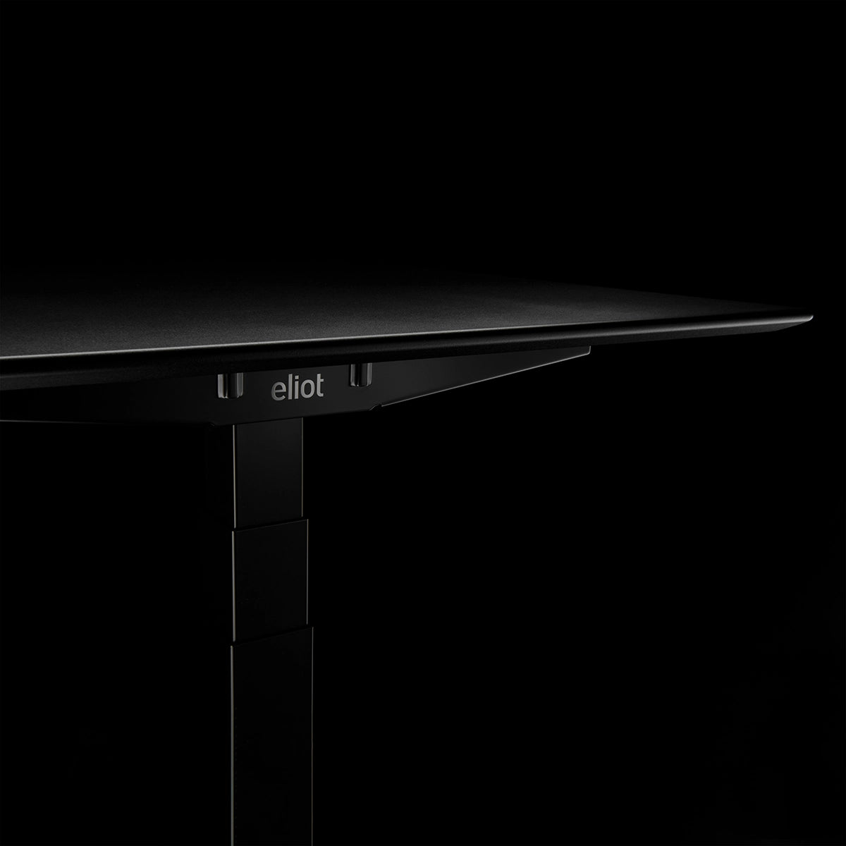 schwarzer, höhenverstellbarer Schreibtisch mit schwarzer Tischplatte