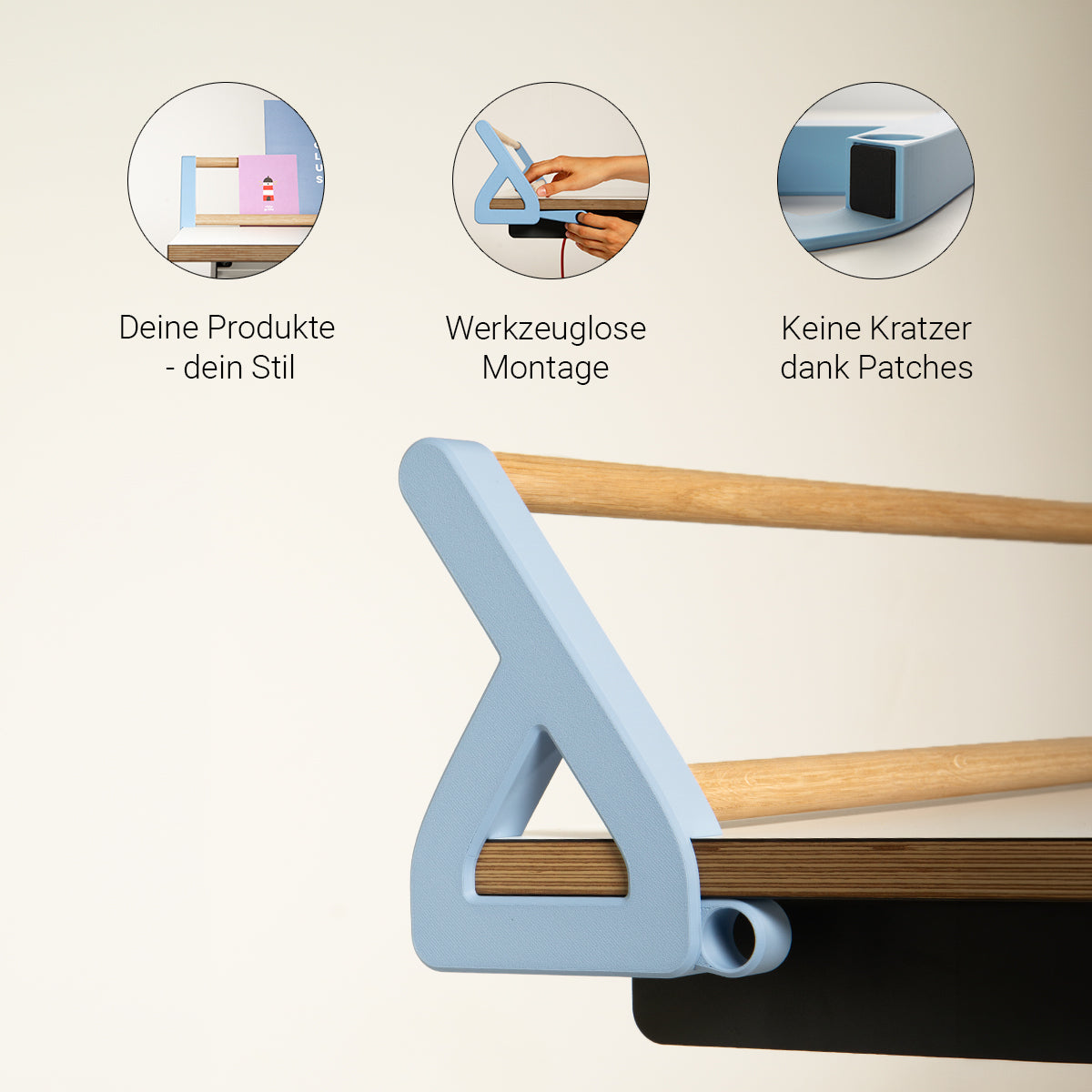 Eine blaue, dreieckige Regalhalterung aus dem „Tiny Top Kids Set Schreibtischaufsatz Hellblau“ von Smartfurniture GmbH hält zwei Holzstangen auf einem Schreibtisch und eignet sich somit perfekt für Kinderarbeitsplätze. Drei Symbole oberhalb des Produkts heben das stilvolle Design, die werkzeuglose Montage und die kratzfesten Schutzpolster hervor; jedes Symbol wird von einem beschreibenden deutschen Text begleitet, der diese Merkmale erläutert.