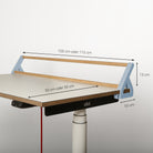 Ein „Tiny Top Schreibtischaufsatz Hellblau“ von Smartfurniture GmbH, bestehend aus einer Holzkonstruktion mit hellblauen Seitenträgern, ist auf einem Schreibtisch abgebildet. Die Maße sind angegeben: Breite 100 cm oder 110 cm, Höhe 13 cm, Tiefe 10 cm und Ablagenlänge 50 cm oder 55 cm.