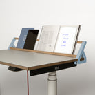 Auf einem modernen Schreibtisch mit dem „Tiny Top Schreibtischaufsatz Hellblau“ von Smartfurniture GmbH liegen eine aufgeschlagene Zeitschrift, ein blaues Buch und ein Tablet. Als Beispiel für eine durchdachte Schreibtischorganisation ist auf dem aufgeschlagenen Buch der Satz „OFFLINE IS THE NEW LUXURY“ zu lesen. Der Schreibtisch verfügt über eine Höhenverstellung für zusätzlichen Komfort.