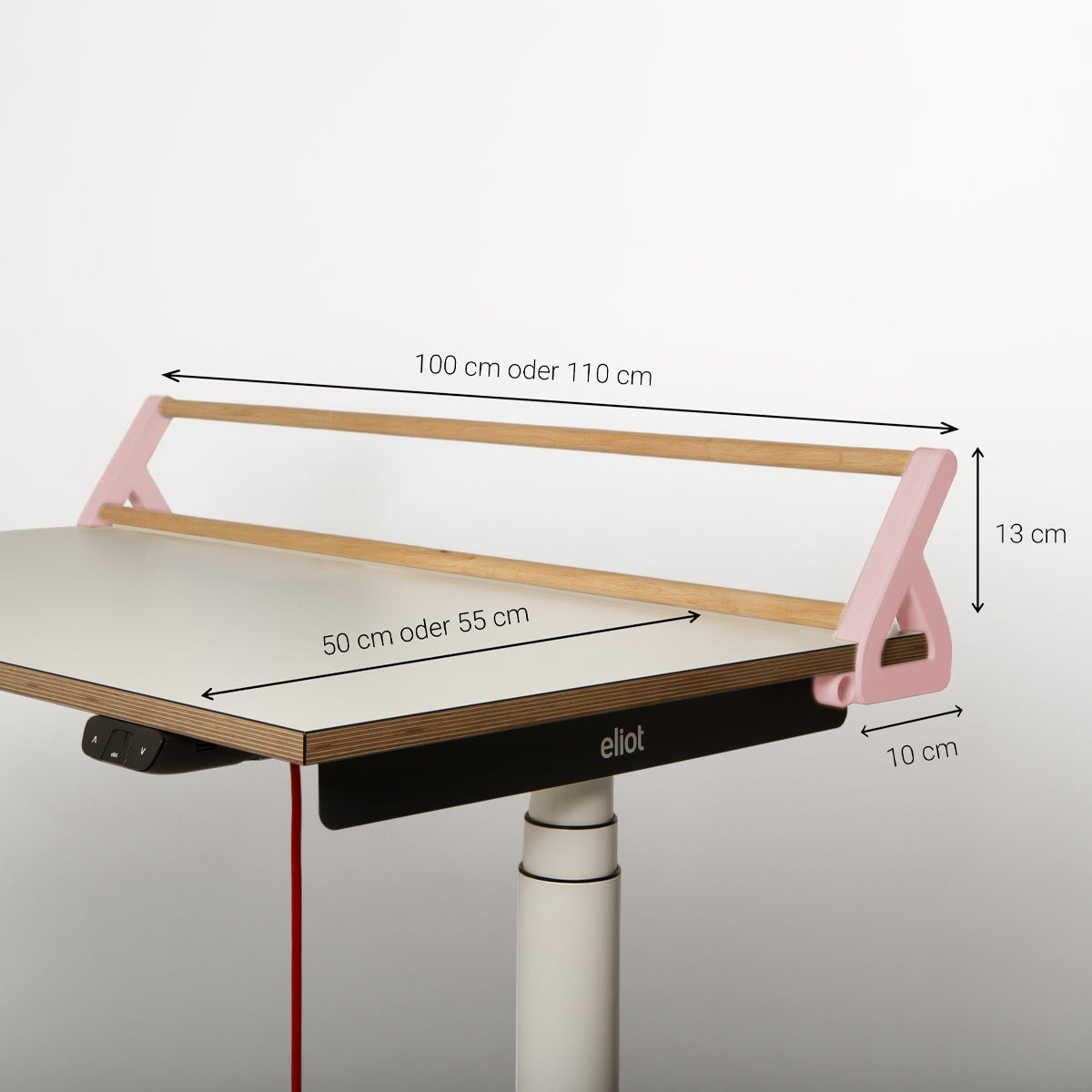 Abgebildet ist der „Tiny Top Schreibtischaufsatz Rosa“ von Smartfurniture GmbH mit stilvollen rosa Seitenträgern und einer Holzleiste – ideal für die Organisation am Schreibtisch. Die Maße lauten: Länge 100 cm oder 110 cm, Tiefe 10 cm, Höhe 13 cm und Regalbreite 50 cm oder 55 cm. Dieses praktische Schreibtischregal bietet zudem praktischen Stauraum für Ihr Lieblingszubehör für den 3D-Druck.