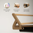 Minimalistischer „Tiny Top“-Schreibtischaufsatz „Mokka“ von Smartfurniture GmbH mit hellen Stützhalterungen aus Eichenholzstäben, hier in Nahaufnahme. Drei Symbole oben heben den anpassbaren Stil, die werkzeuglose Montage und den Kratzschutz hervor. Alle Texte sind auf Deutsch. Das elegante Design eignet sich ideal als Schreibtischaufsatz oder zur Präsentation handwerklicher Qualität aus der 3D-Druck-Manufaktur.