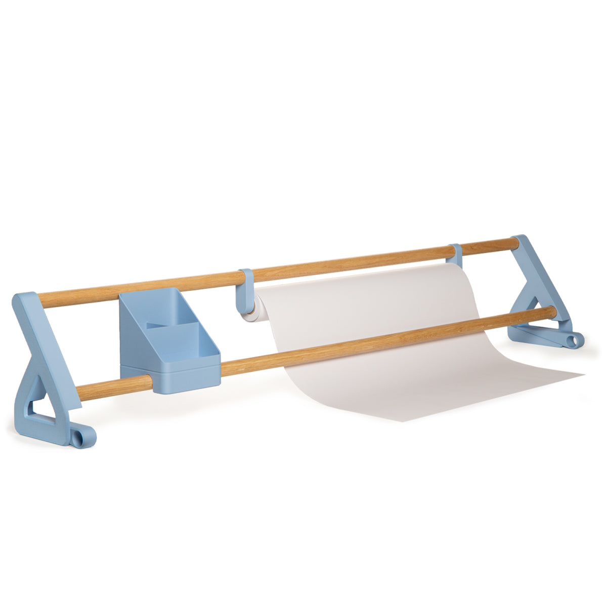Ein Papierrollenhalter aus Holz mit hellblauen Kunststoffenden, einer aufgesetzten Papierrolle und einem hellblauen Aufbewahrungsfach für Zubehör aus dem „Tiny Top Kids Set Schreibtischaufsatz Hellblau“ von Smartfurniture GmbH, vor weißem Hintergrund – ideal für den Kinderschreibtisch oder als Ergänzung zum „Tiny Top Kids Set Maltisch Kinder“.