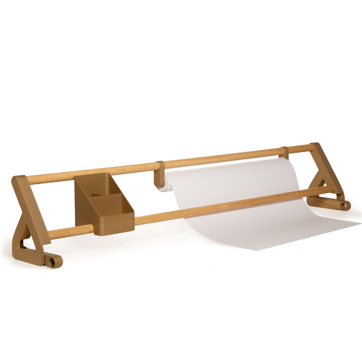 Das „Tiny Top Kids Set Schreibtischaufsatz Mokka“ von Smartfurniture GmbH ist ein Tisch-Papierrollenhalter aus massivem Eichenholz mit braunen Kunststoff-Seitenauflagen, einer praktischen Ablage, die gleichzeitig als Stifthalter dient, und einer teilweise abgewickelten weißen Papierrolle.