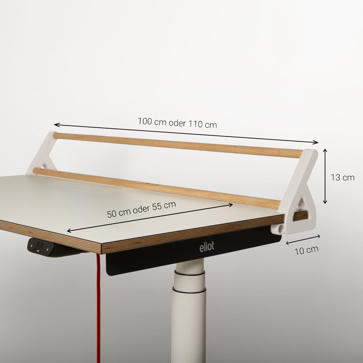 Hier wird ein weißer „Tiny Top“-Schreibtischaufsatz von Smartfurniture GmbH vorgestellt, der für eine optimale Organisation Ihres Schreibtisches sorgt. Dieser Aufsatz wurde als perfekte Ergänzung zu Ihrem Eliot Tiny-Schreibtisch entworfen und verfügt über eine Holzablage mit den Maßen: Breite 100 cm oder 110 cm, Höhe 13 cm, Tiefe 10 cm sowie eine Tiefe des unteren Bereichs von 55 cm. Die Kante des Schreibtischs ist mit dem Eliot-Logo versehen.
