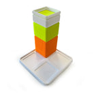 Der Organizer Yon Limited Edition NEON von Smartfurniture GmbH besteht aus drei neonfarbenen quadratischen Behältern und einem vierteiligen weißen Tablett - perfekt als Schreibtischzubehör, um Ordnung im Arbeitsbereich zu halten.