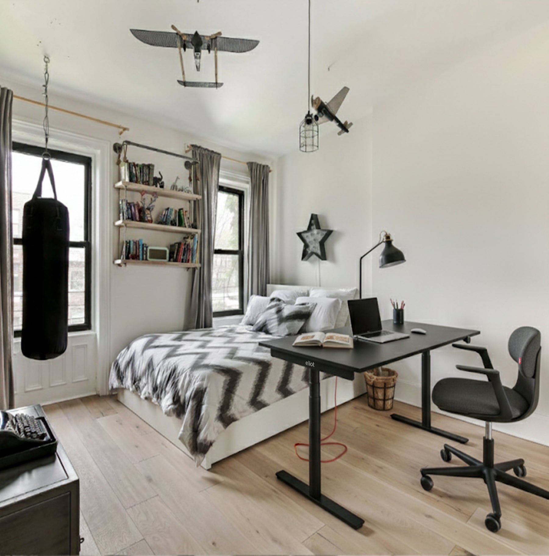 Höhenverstellbarer Schreibtisch Eliot im Jugendzimmer mit Boxsack und Laptop – ergonomischer Arbeitsplatz, der bis ins Homeoffice mitwächst.