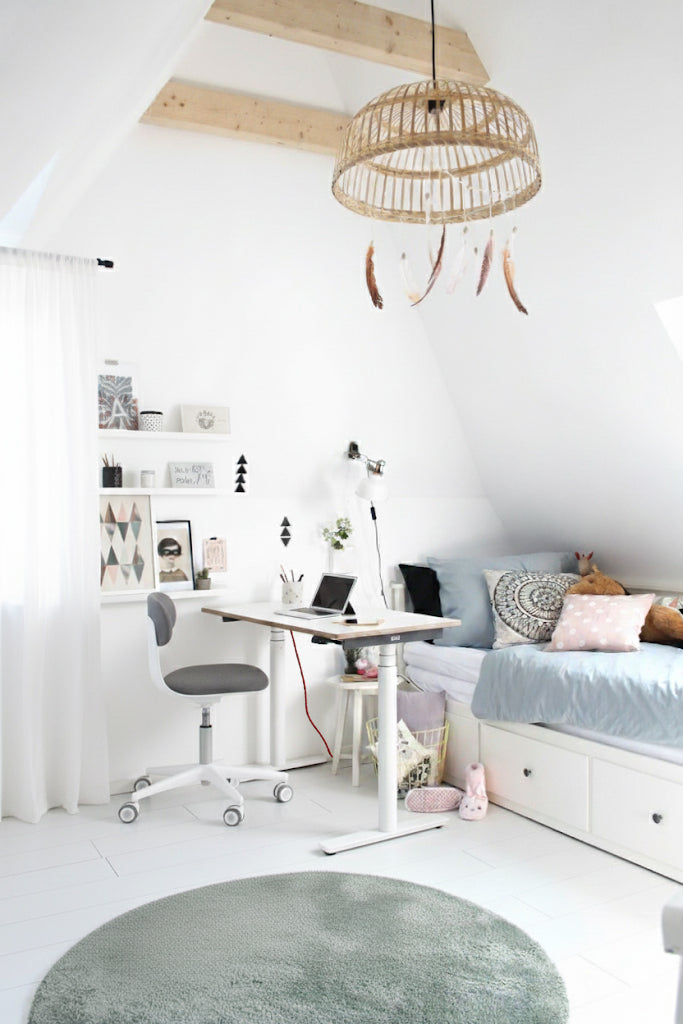 Zeitloser, höhenverstellbarer Kinderschreibtisch Eliot in einem hellen Dachzimmer mit rundem Teppich – passt vom Kinder- bis ins Jugendzimmer.