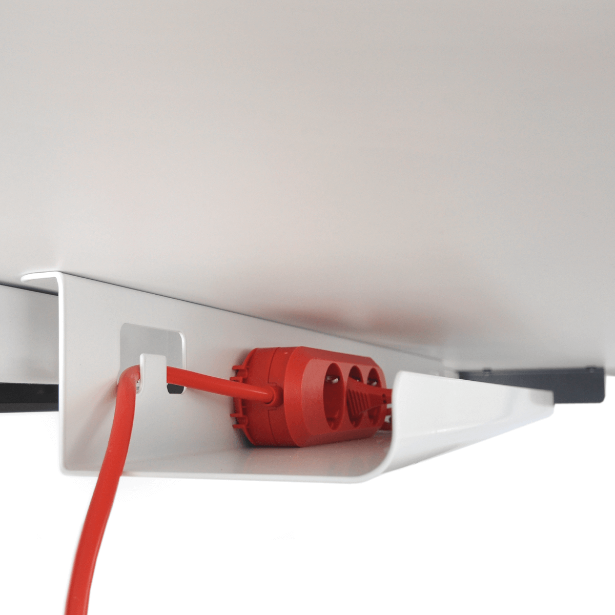 Innenansicht eines feststehenden Kabelkanals mit roter Steckerleiste