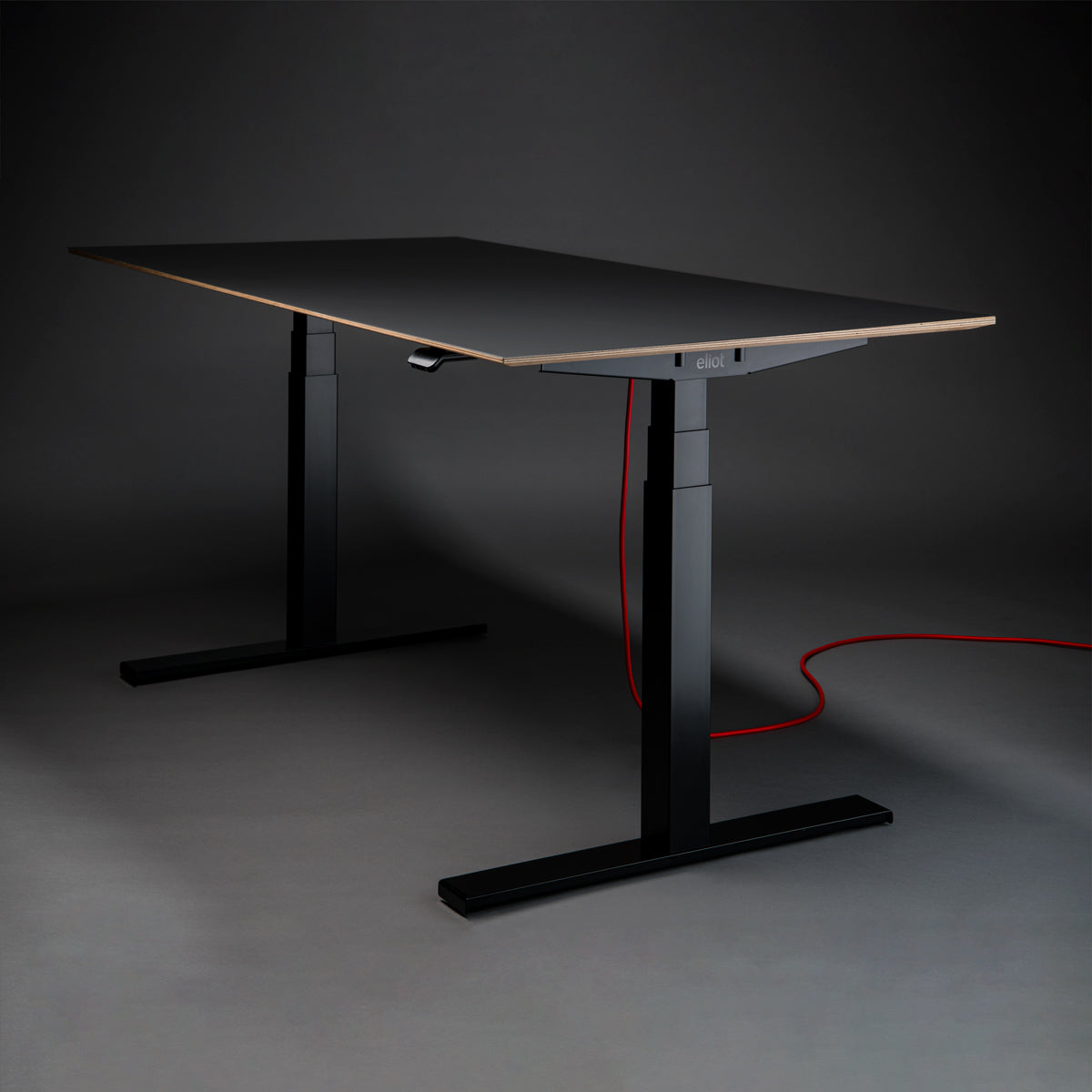 schwarzer, höhenverstellbarer Schreibtisch mit Multiplex Tischplatte 