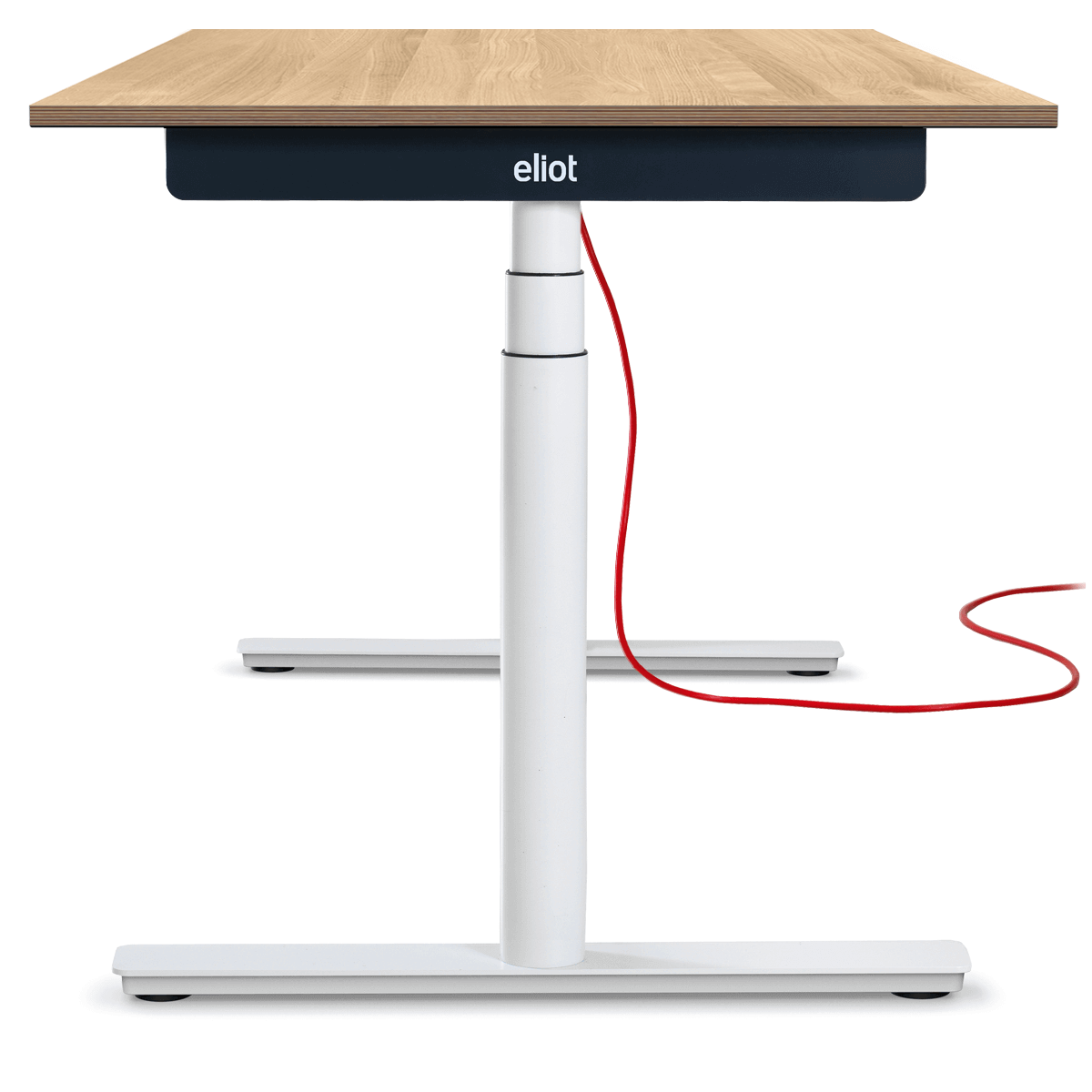 Höhenverstellbarer Schreibtisch Eliot vor weißem Hintergrund mit Tischplatte Multiplex Eiche